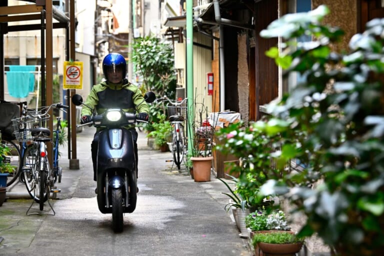 ヤマハ|JOG E|【バッテリーを交換しながら走り回れ!】ヤマハの新型電動スクーター「JOG E」’25モデル試乗レポート