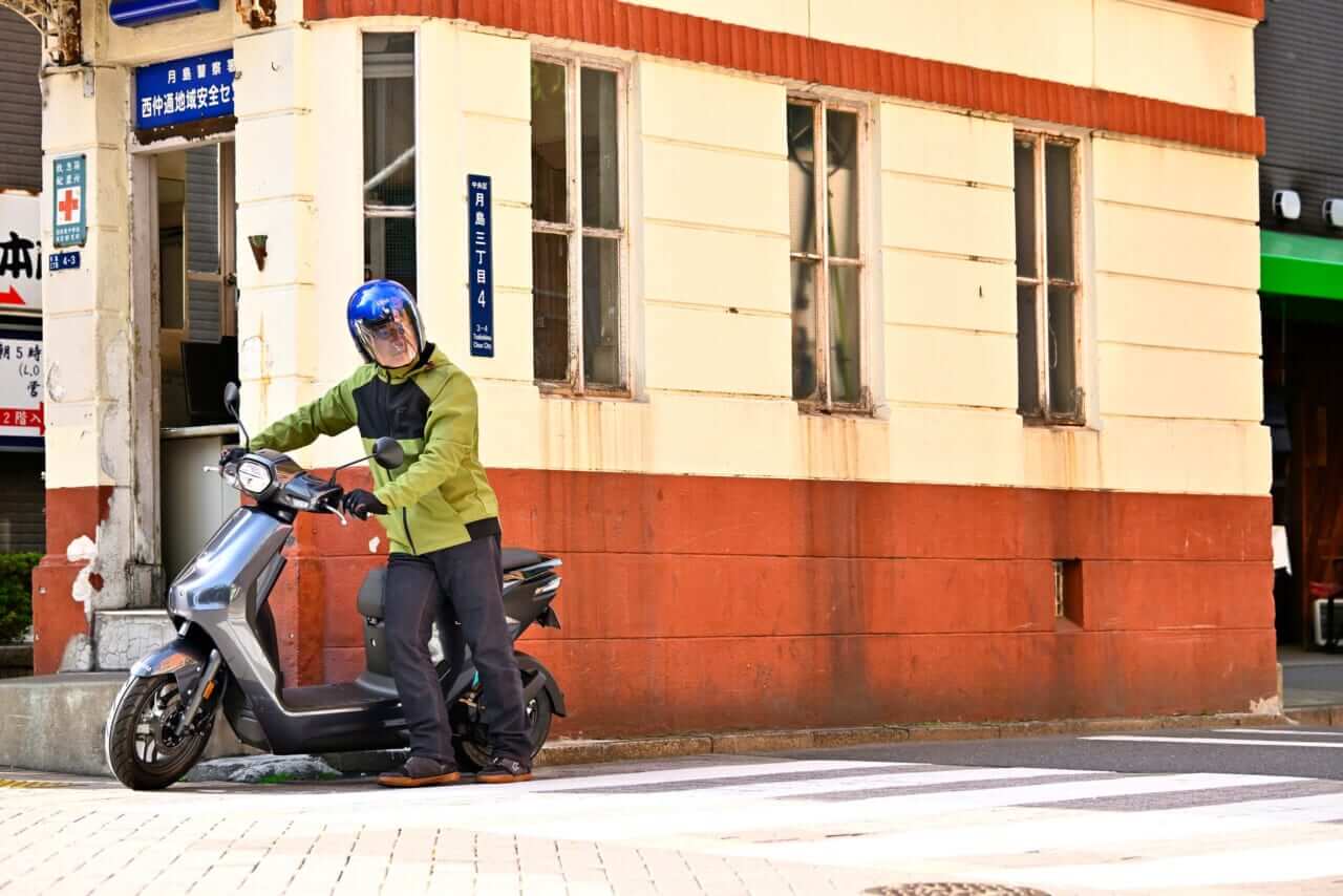 ヤマハ｜JOG E｜【バッテリーを交換しながら走り回れ!】ヤマハの新型電動スクーター「JOG E」’25モデル試乗レポート