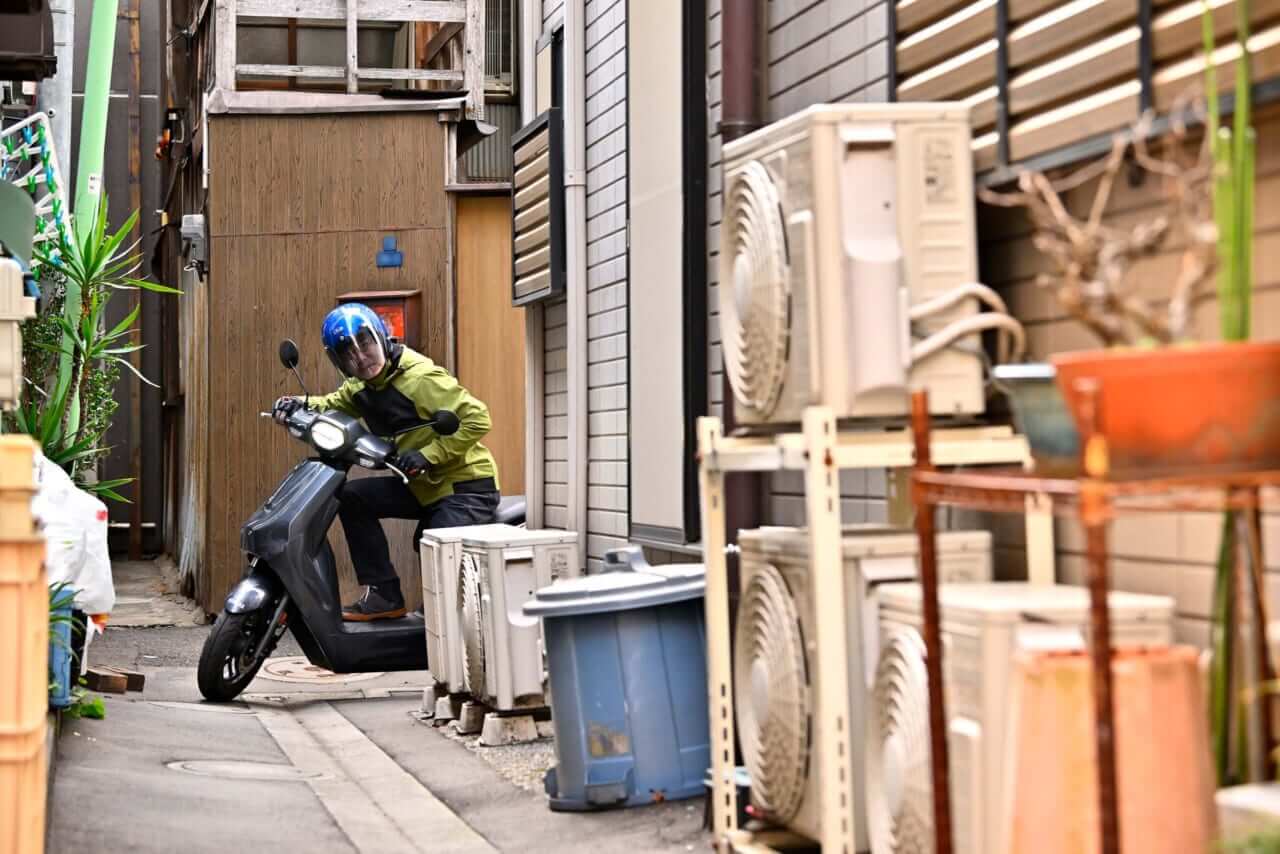 ヤマハ｜JOG E｜【バッテリーを交換しながら走り回れ!】ヤマハの新型電動スクーター「JOG E」’25モデル試乗レポート