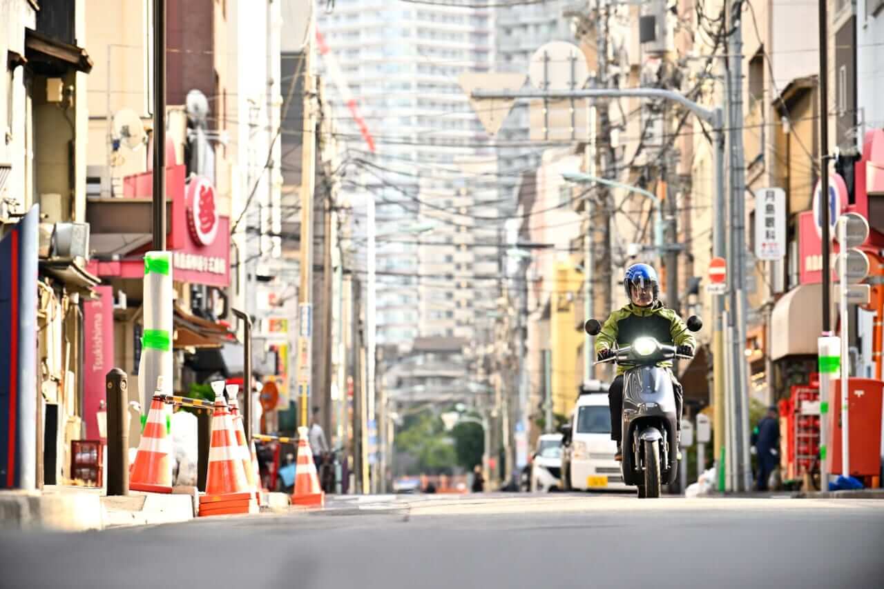 ヤマハ|JOG E|【バッテリーを交換しながら走り回れ!】ヤマハの新型電動スクーター「JOG E」’25モデル試乗レポート