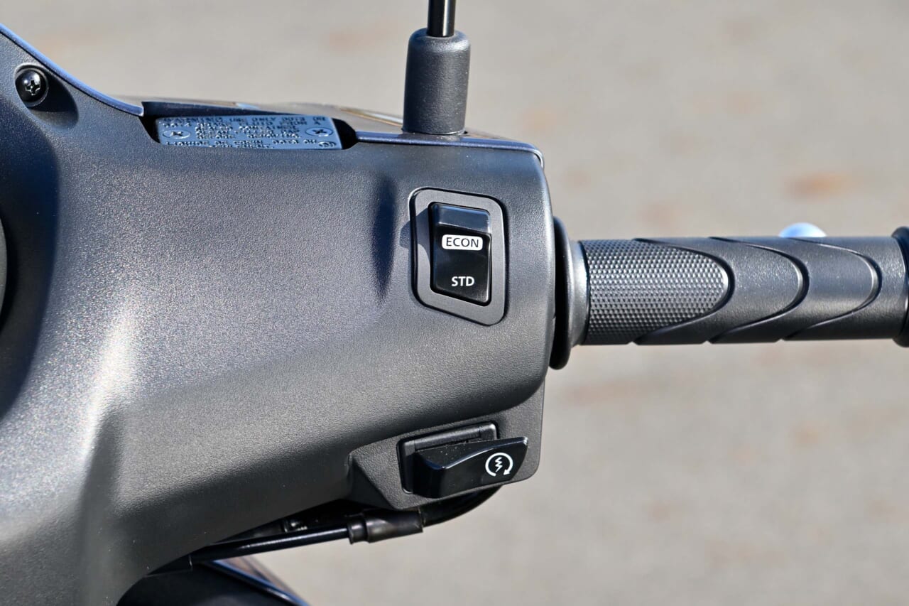 |【バッテリーを交換しながら走り回れ!】ヤマハの新型電動スクーター「JOG E」’25モデル試乗レポート