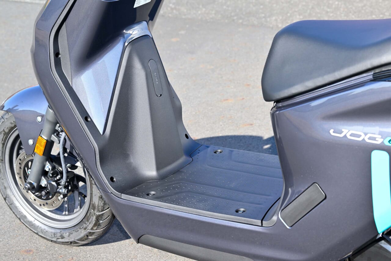 ヤマハ｜JOG E｜【バッテリーを交換しながら走り回れ!】ヤマハの新型電動スクーター「JOG E」’25モデル試乗レポート