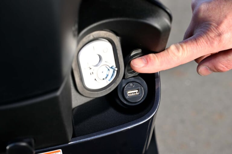 ヤマハ|JOG E|【バッテリーを交換しながら走り回れ!】ヤマハの新型電動スクーター「JOG E」’25モデル試乗レポート