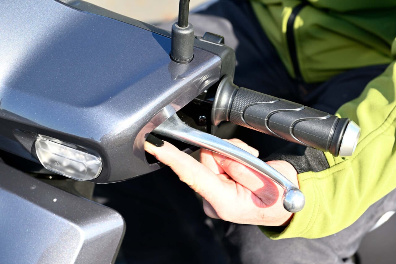 ヤマハ|JOG E|【バッテリーを交換しながら走り回れ!】ヤマハの新型電動スクーター「JOG E」’25モデル試乗レポート