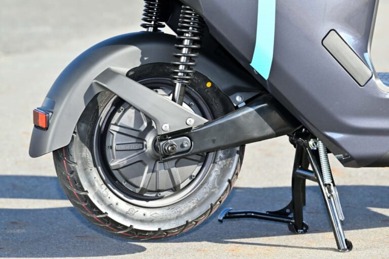 ヤマハ|JOG E|【バッテリーを交換しながら走り回れ!】ヤマハの新型電動スクーター「JOG E」’25モデル試乗レポート