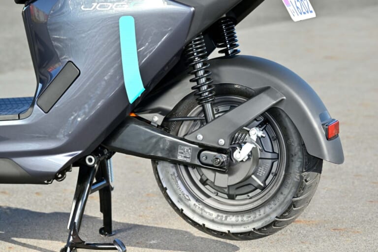 ヤマハ|JOG E|【バッテリーを交換しながら走り回れ!】ヤマハの新型電動スクーター「JOG E」’25モデル試乗レポート