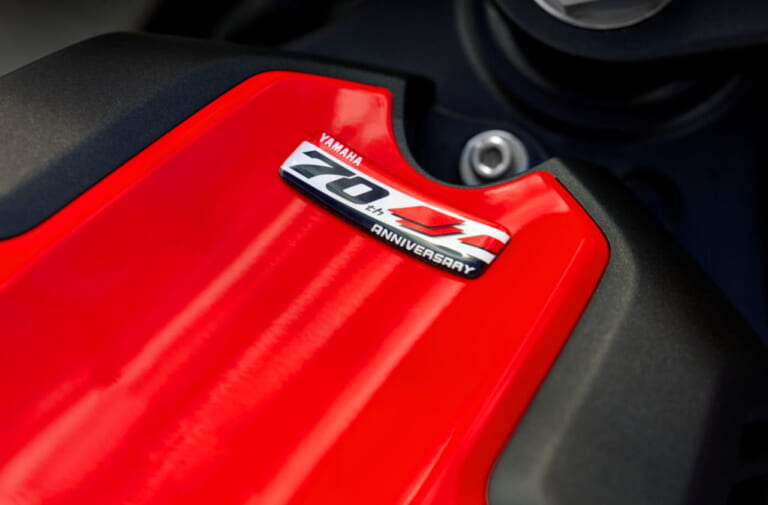 ヤマハ｜YZF-R1｜2026年モデル｜ヤマハ「YZF-R1」「YZF-R1M」の2026年モデル登場！ カーボン製ウイングレット採用の最新型は70周年記念カラーを先行発売