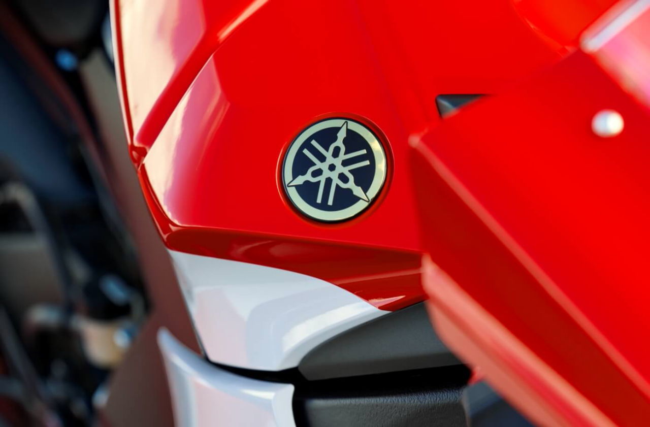 ｜ヤマハ「YZF-R1」「YZF-R1M」の2026年モデル登場！ カーボン製ウイングレット採用の最新型は70周年記念カラーを先行発売