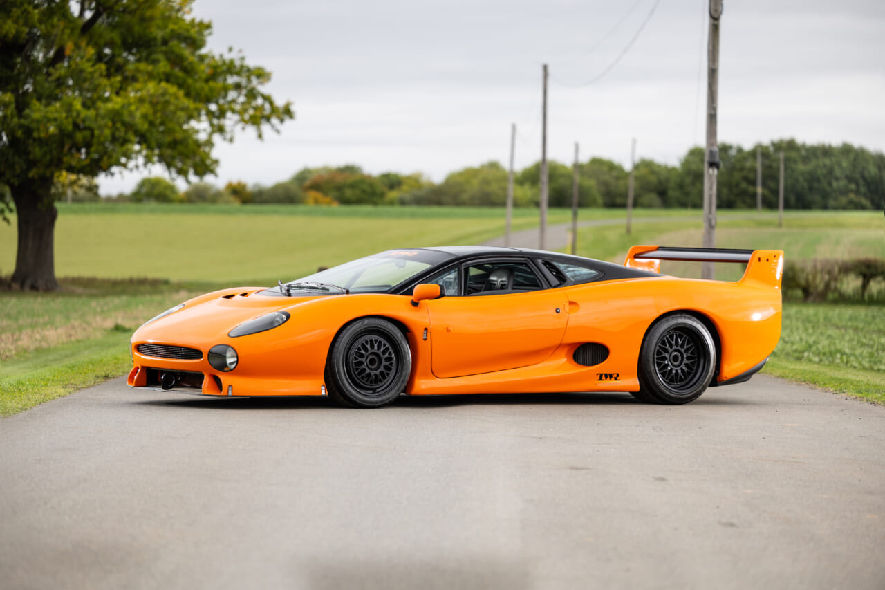｜ジャガーXJ220Sの正体とは？ 幻のル・マン優勝と、世界限定6台の「公道を走るレーシングカー」の真実