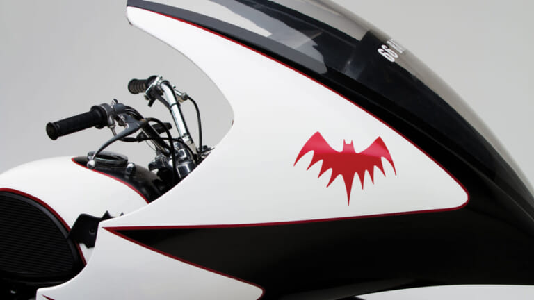 「えっ、50年前のヤマハのバイクが？」「これ本物なのか」防弾仕様（設定）の当時ものが1966年からタイムスリップ！