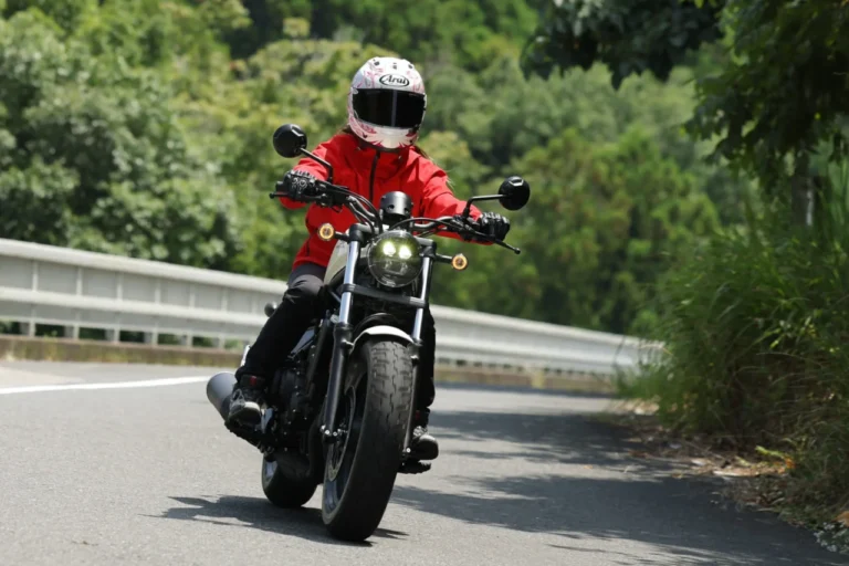 HONDA REBEL500｜「250じゃ物足りない、でも大型は怖い」そんな人への最適解。新型レブル500が“日本で乗るなら最高”と言える理由【レーシング女子岡崎静夏試乗】