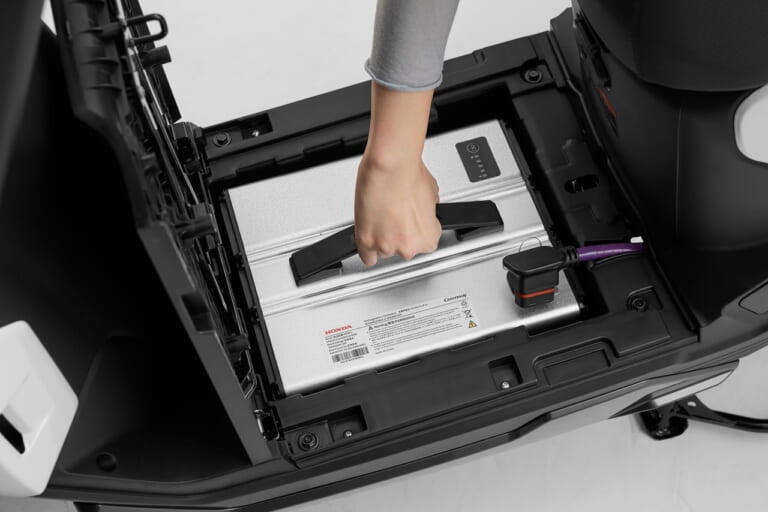 ホンダ|アイコンe:|2026年モデル|補助金なしで22万円! ホンダが『充電インフラなし』でも使える新型EV原付「ICON e:」を発表