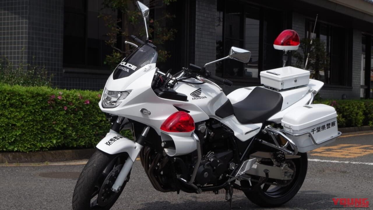 |「まさか…」「そんなのアリ?」気がつけばミラー越しにピタリと張り付くセダン。