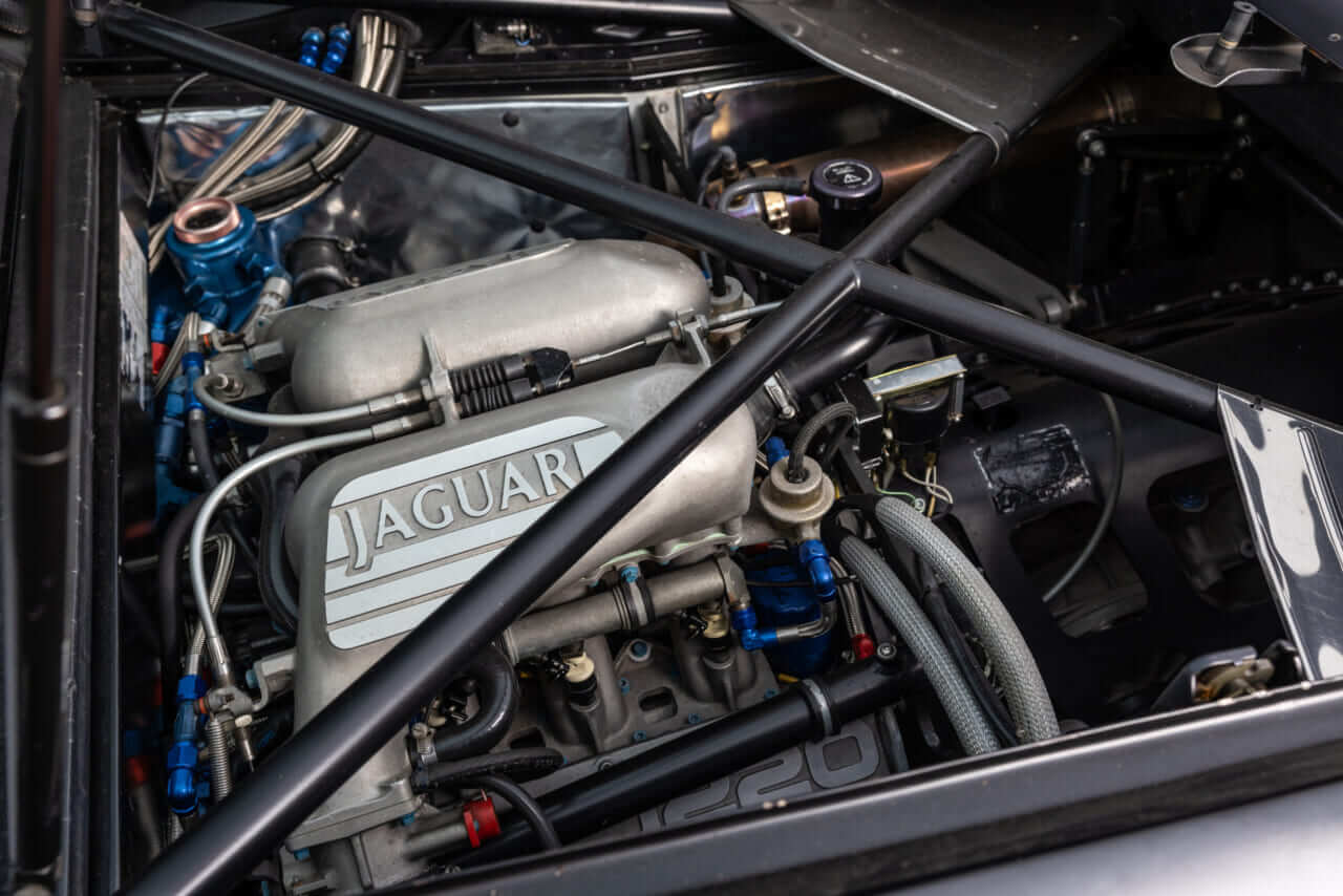 ｜ジャガーXJ220Sの正体とは？ 幻のル・マン優勝と、世界限定6台の「公道を走るレーシングカー」の真実