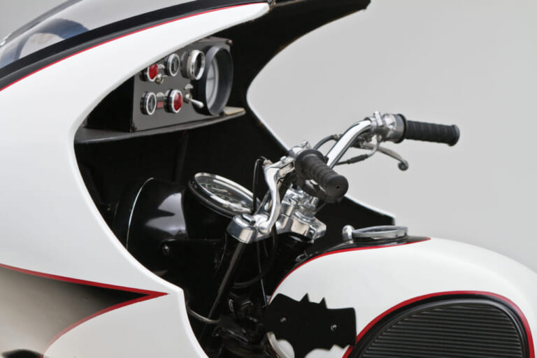 1966年|バットサイクル|「えっ、50年前のヤマハのバイクが?」「これ本物なのか」防弾仕様(設定)の当時ものが1966年からタイムスリップ!