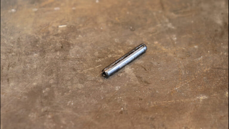 【AIも知らないDIY整備の裏技】10円でできる! スプリングピン(ロールピン)の抜き方|【AIも知らないレストアの裏技】10円でできる! スプリングピン(ロールピン)の抜き方