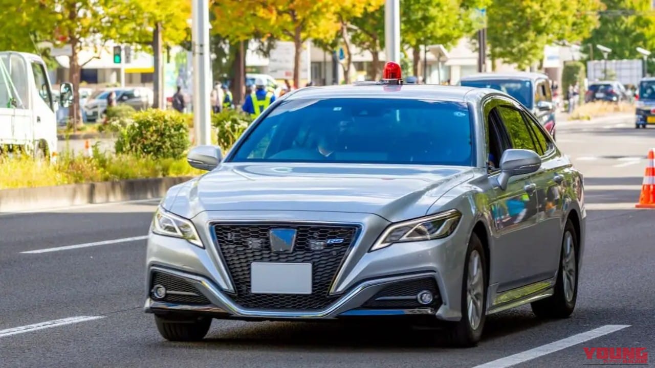 |「まさか…」「そんなのアリ?」気がつけばミラー越しにピタリと張り付くセダン。