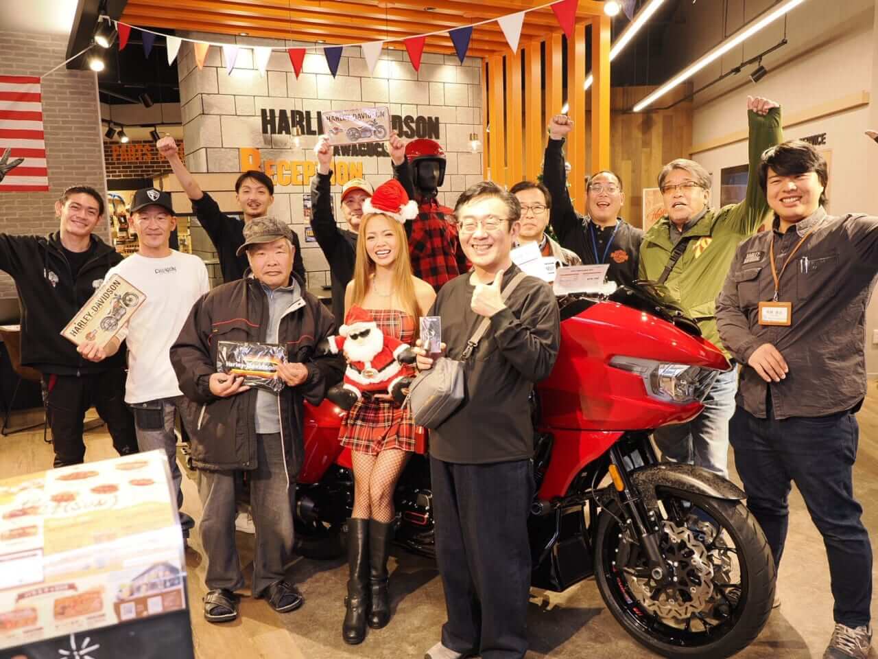 眩しすぎ注意! サンタコス千羽がハーレーダビッドソン川口を完全ジャック!!