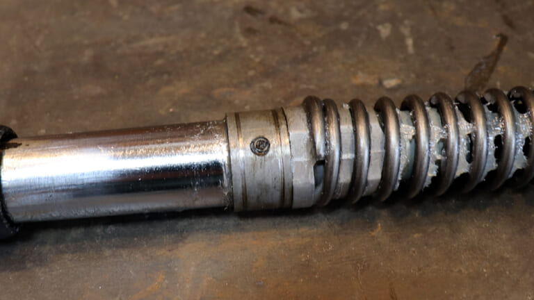 【AIも知らないDIY整備の裏技】10円でできる! スプリングピン（ロールピン）の抜き方｜【AIも知らないレストアの裏技】10円でできる! スプリングピン（ロールピン）の抜き方