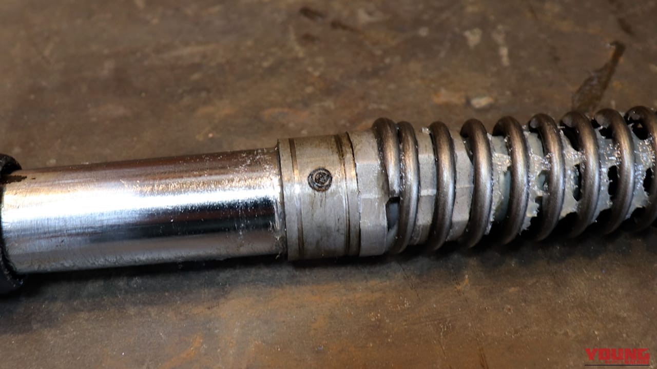 【AIも知らないDIY整備の裏技】10円でできる! スプリングピン（ロールピン）の抜き方｜【AIも知らないレストアの裏技】10円でできる! スプリングピン（ロールピン）の抜き方