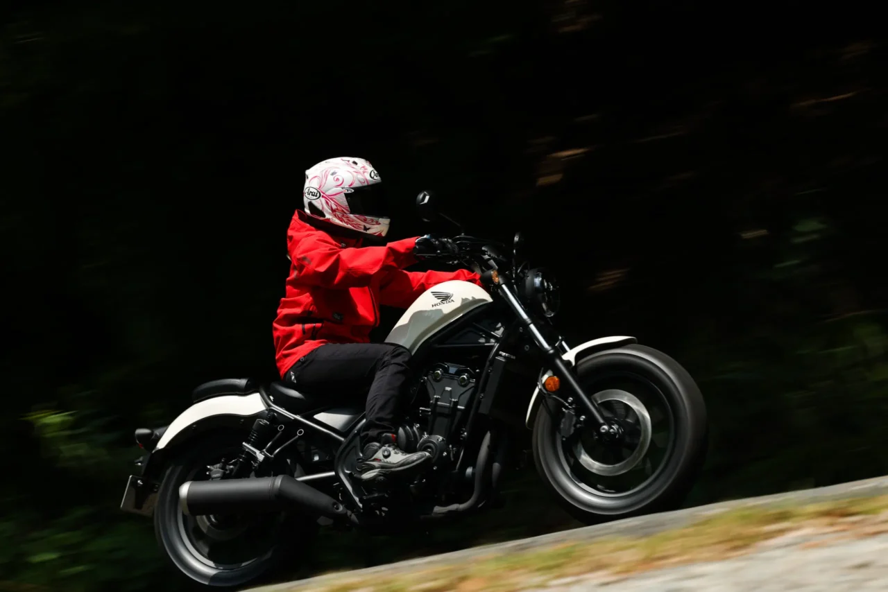 HONDA REBEL500|「250じゃ物足りない、でも大型は怖い」そんな人への最適解。新型レブル500が“日本で乗るなら最高”と言える理由【レーシング女子岡崎静夏試乗】