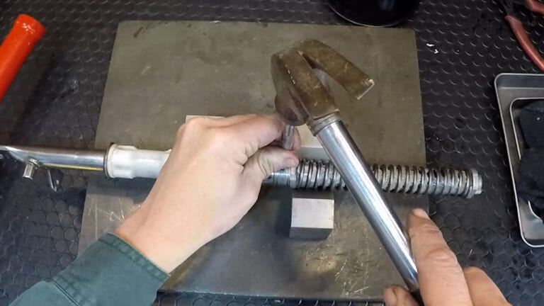 【AIも知らないDIY整備の裏技】10円でできる! スプリングピン（ロールピン）の抜き方｜【AIも知らないレストアの裏技】10円でできる! スプリングピン（ロールピン）の抜き方
