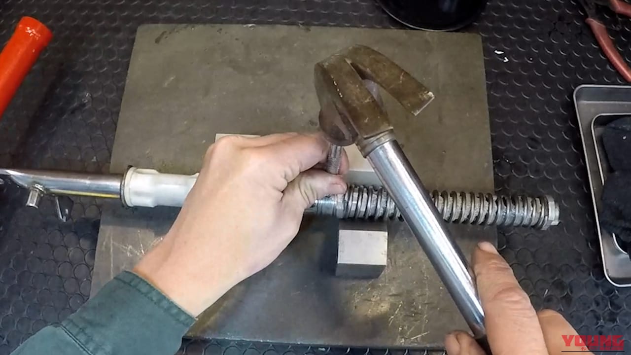 【AIも知らないDIY整備の裏技】10円でできる! スプリングピン（ロールピン）の抜き方｜【AIも知らないレストアの裏技】10円でできる! スプリングピン（ロールピン）の抜き方