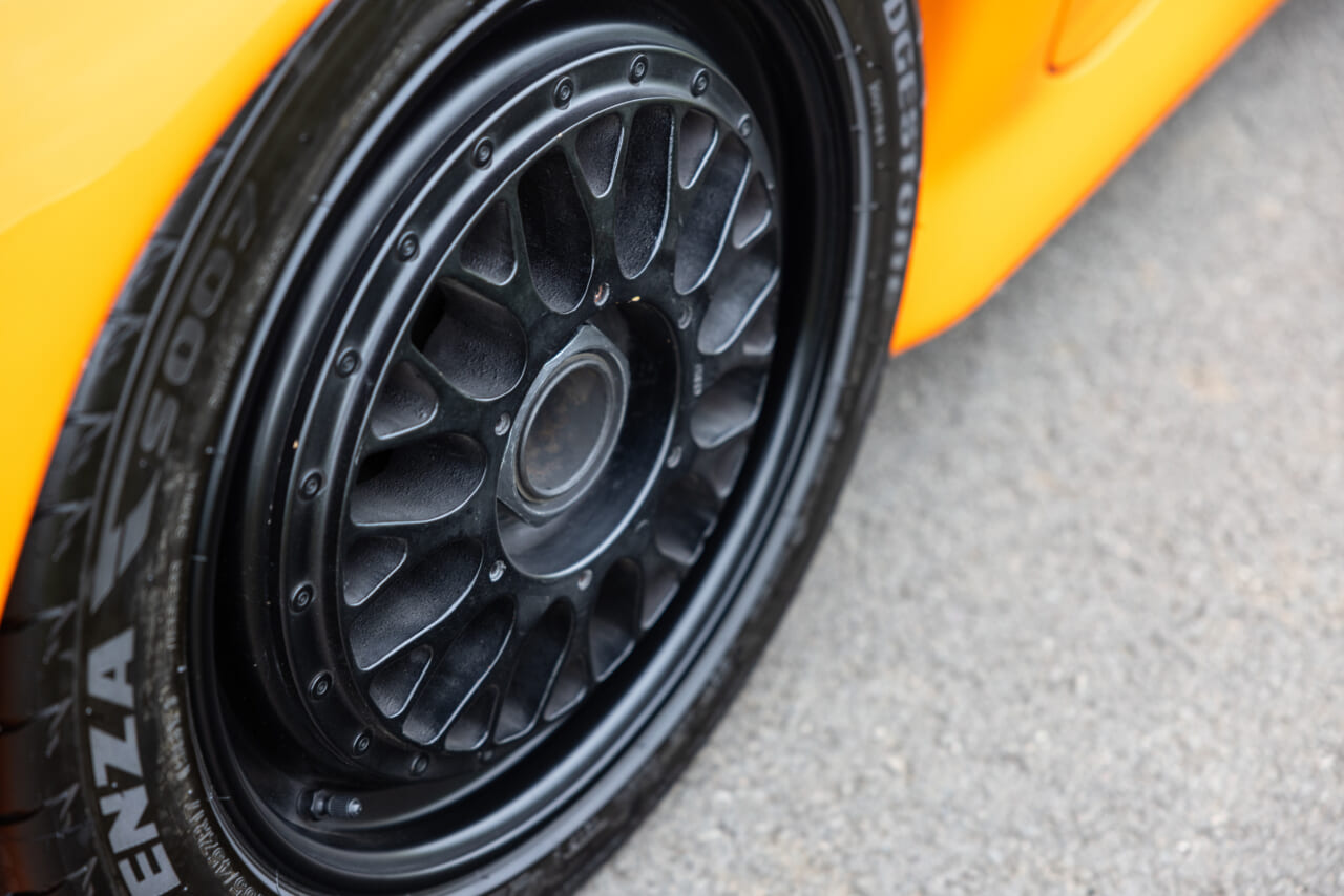 ｜ジャガーXJ220Sの正体とは？ 幻のル・マン優勝と、世界限定6台の「公道を走るレーシングカー」の真実