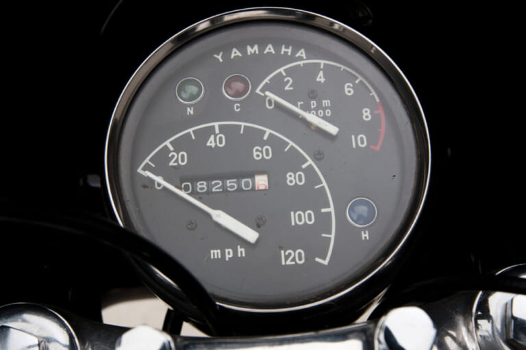 1966年｜バットサイクル｜「えっ、50年前のヤマハのバイクが？」「これ本物なのか」防弾仕様（設定）の当時ものが1966年からタイムスリップ！