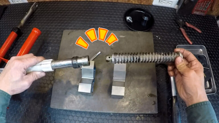 【AIも知らないDIY整備の裏技】10円でできる! スプリングピン（ロールピン）の抜き方｜【AIも知らないレストアの裏技】10円でできる! スプリングピン（ロールピン）の抜き方