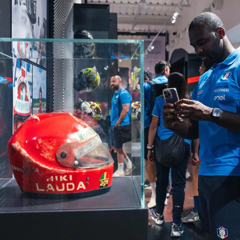 ボブスレー イタリア代表チーム｜オリンピックでバイク用ヘルメットが活躍！地元イタリアはAGV、アライとSHOEIも人気。カブトは……五輪を支えた「市販品」の秘密