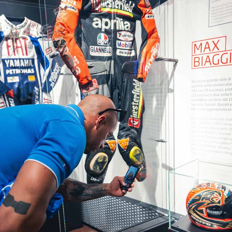 ボブスレー イタリア代表チーム｜オリンピックでバイク用ヘルメットが活躍！地元イタリアはAGV、アライとSHOEIも人気。カブトは……五輪を支えた「市販品」の秘密