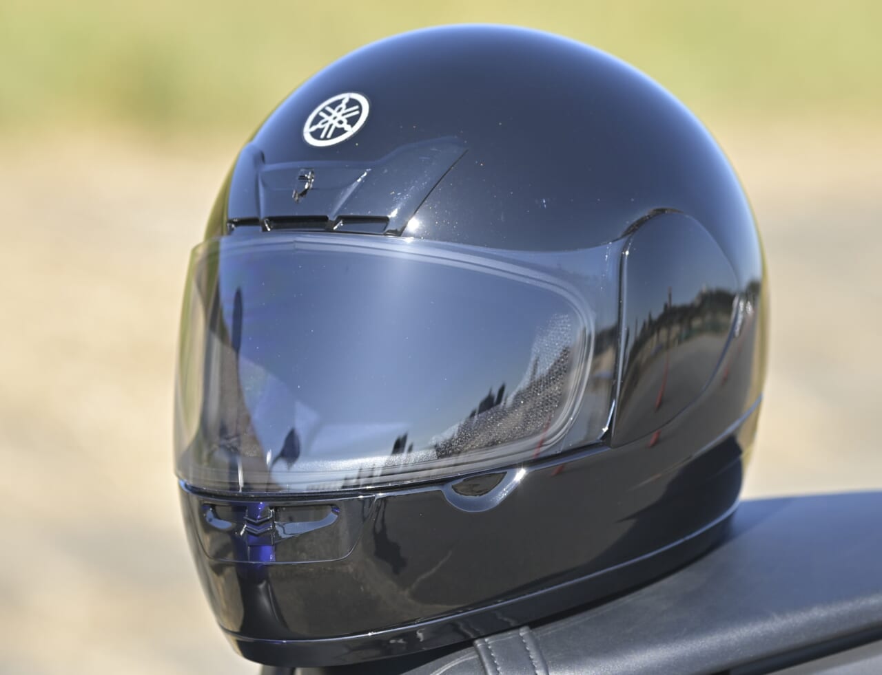 YF-1S Roll Bahn｜ワイズギアの新作ヘルメットは「音叉マーク」推し！なんと、フルフェイスが16,500円、スライドサンバイザー付き万能ジェットが17,050円だ！