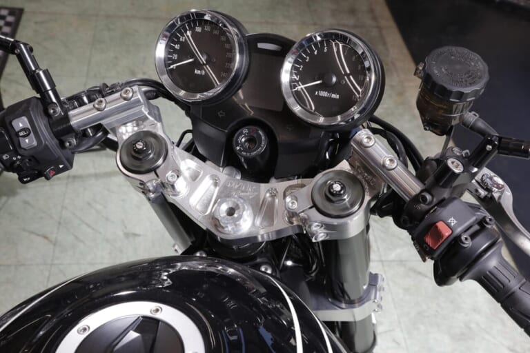 ハンドル｜カワサキZ900RS｜オーヴァー｜「楽しく、カッコよく、そして安全に」オーヴァーレーシングプロジェクツのモノ作りと話題のホンダCB1000Fの開発開始