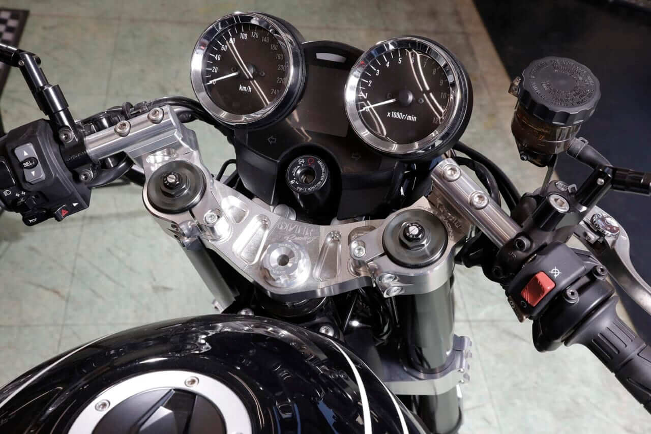 ハンドル|カワサキZ900RS|オーヴァー|「楽しく、カッコよく、そして安全に」オーヴァーレーシングプロジェクツのモノ作りと話題のホンダCB1000Fの開発開始