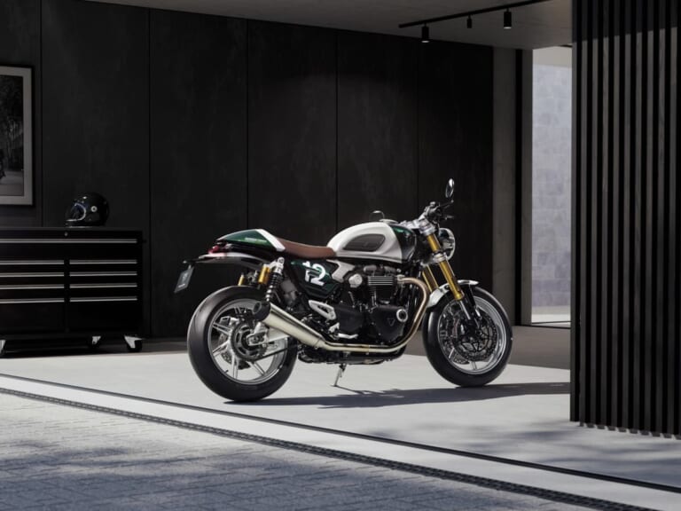 Triumph Speed Twin 1200 Cafe Racer Edition｜【世界限定800台】トライアンフ「スピードツイン1200 カフェレーサー・エディション」登場：セパハン/シングルシート採用の完成形ネオクラ