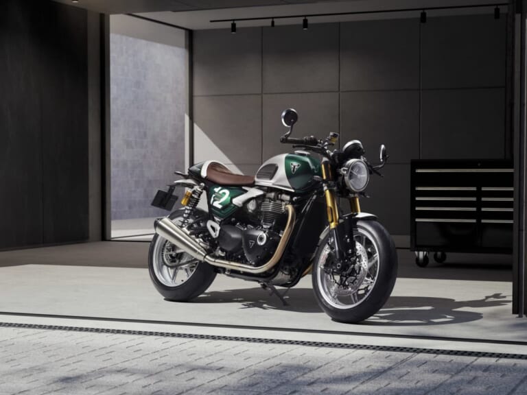 Triumph Speed Twin 1200 Cafe Racer Edition｜【世界限定800台】トライアンフ「スピードツイン1200 カフェレーサー・エディション」登場：セパハン/シングルシート採用の完成形ネオクラ