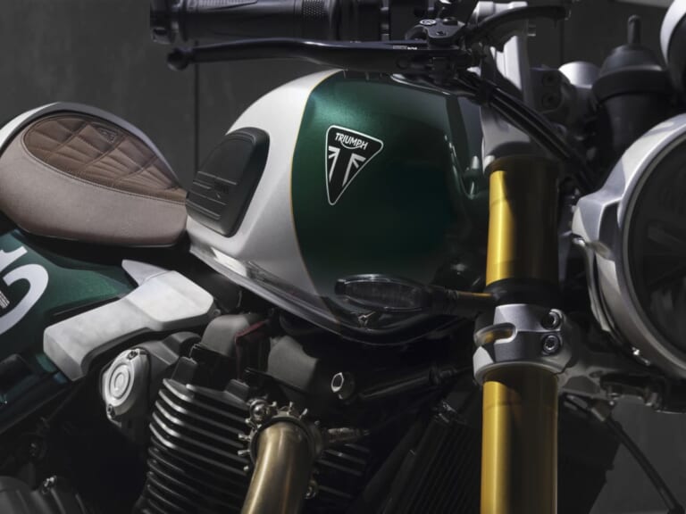 Triumph Speed Twin 1200 Cafe Racer Edition｜【世界限定800台】トライアンフ「スピードツイン1200 カフェレーサー・エディション」登場：セパハン/シングルシート採用の完成形ネオクラ