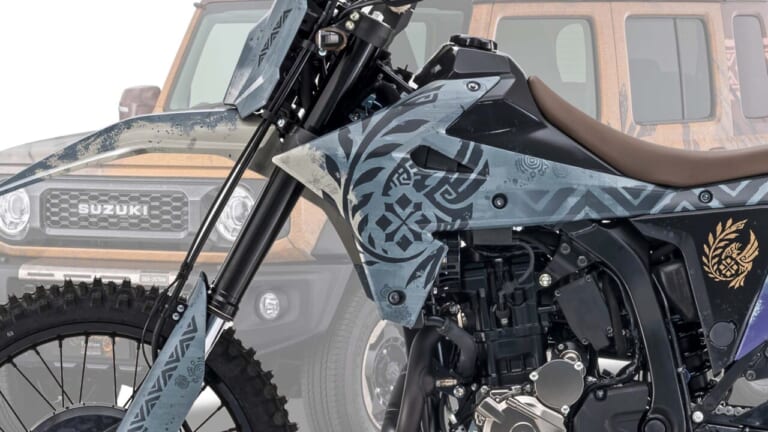 まだまだ、ひと狩り行こうぜ！ モンハン仕様のスズキ「DR-Z4S」と「ジムニー ノマド」が「モンスターハンターフェスタ’26」のスズキブースに参上！