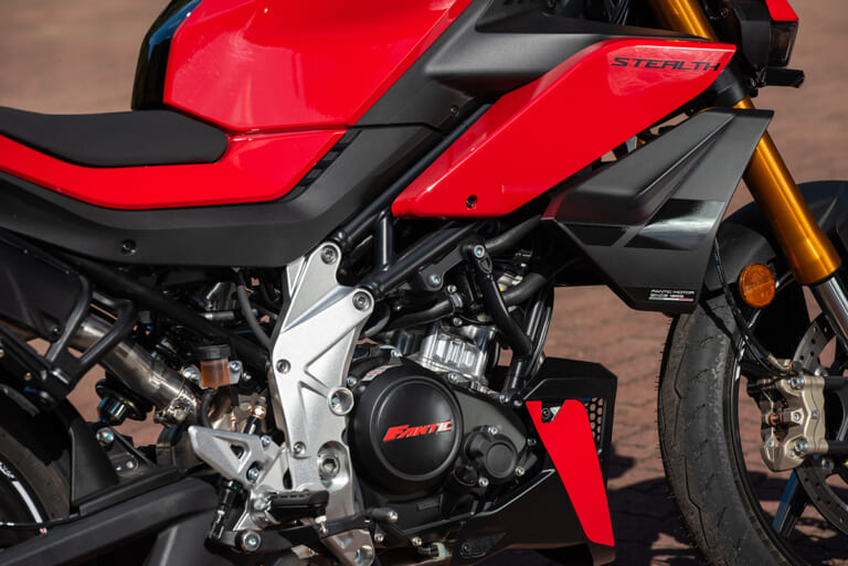 FANTIC｜ファンティック｜STEALTH125｜ステルス125｜ピボットプレート｜【FANTIC】ルックスも走りもクラスの枠を越えたストリートファイターモデル・ステルス125
