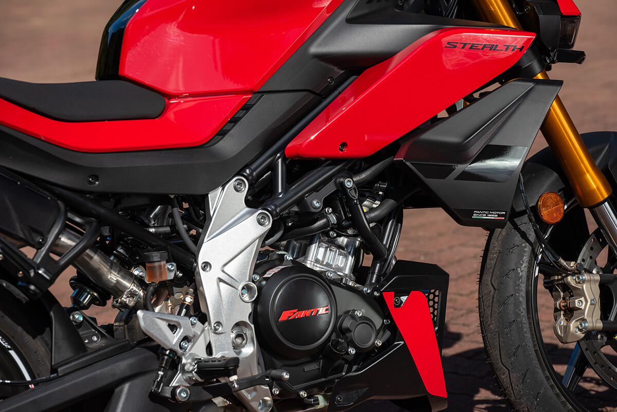 FANTIC｜ファンティック｜STEALTH125｜ステルス125｜ピボットプレート｜【FANTIC】ルックスも走りもクラスの枠を越えたストリートファイターモデル・ステルス125