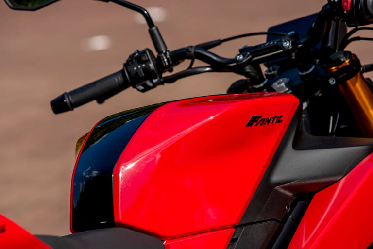 FANTIC｜ファンティック｜STEALTH125｜ステルス125｜ガソリンタンク｜【FANTIC】ルックスも走りもクラスの枠を越えたストリートファイターモデル・ステルス125