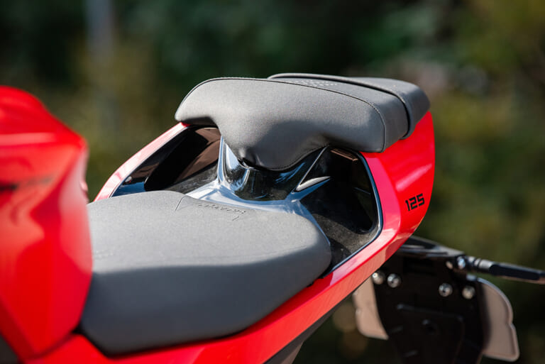 FANTIC｜ファンティック｜STEALTH125｜ステルス125｜シート｜テールカウル｜【FANTIC】ルックスも走りもクラスの枠を越えたストリートファイターモデル・ステルス125