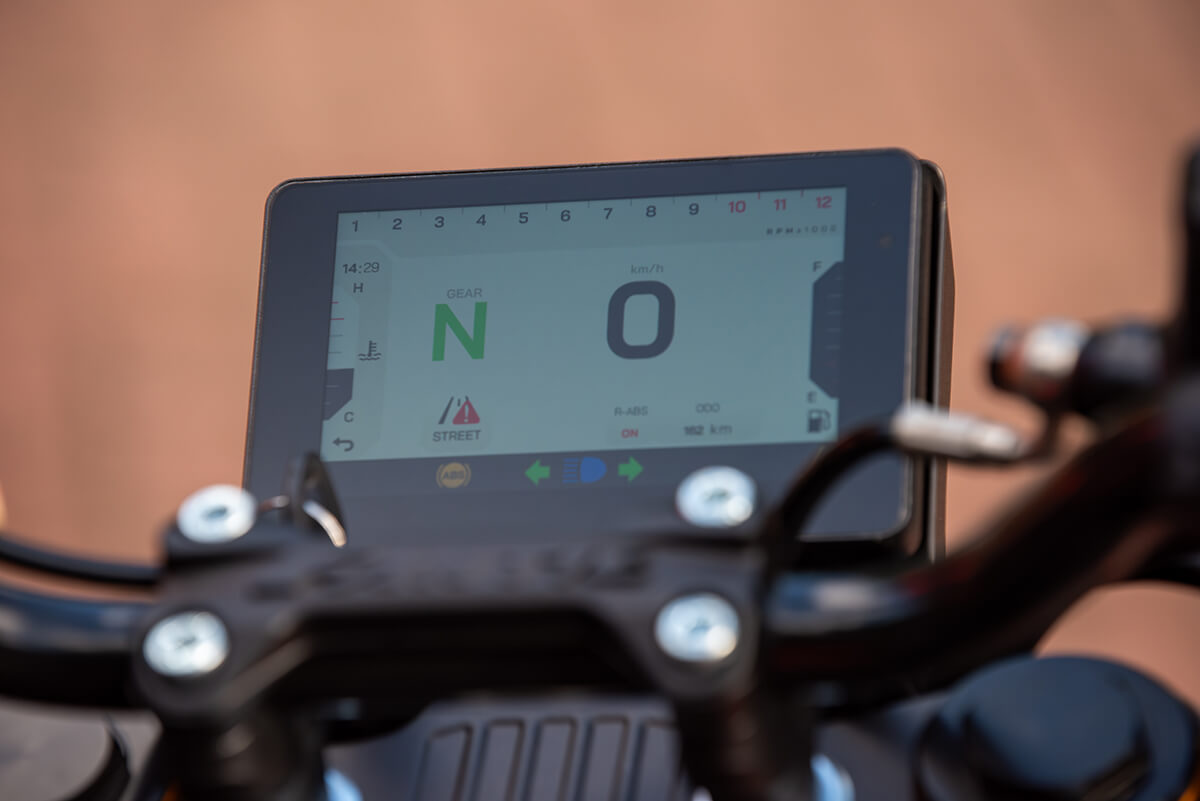 FANTIC｜ファンティック｜STEALTH125｜ステルス125｜メーター｜TFTメーター｜【FANTIC】ルックスも走りもクラスの枠を越えたストリートファイターモデル・ステルス125