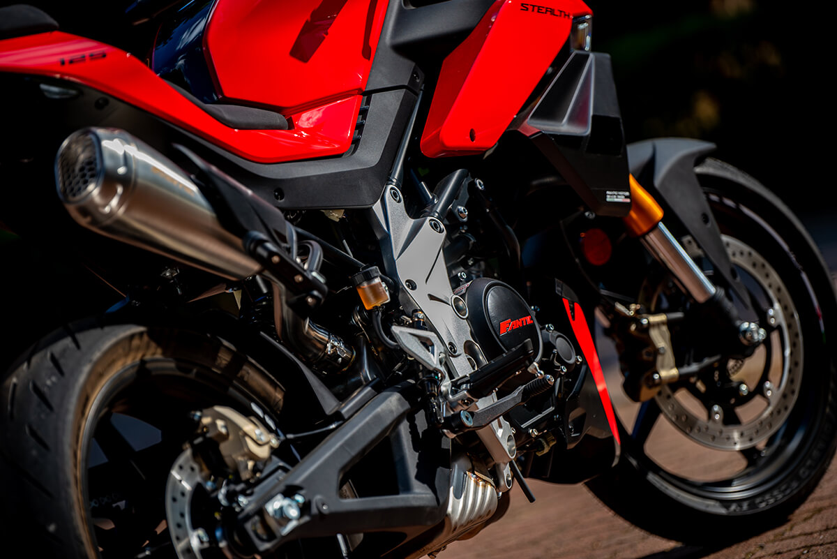 FANTIC｜ファンティック｜STEALTH125｜ステルス125｜MOTORISTS｜モータリスト｜【FANTIC】ルックスも走りもクラスの枠を越えたストリートファイターモデル・ステルス125