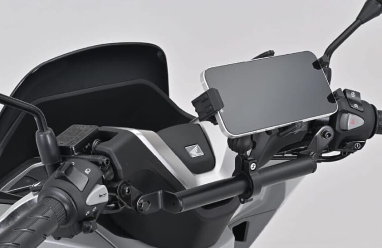 PCXのコクピットが劇的に整理される。「マルチマウントバー」がスマホ装着の悩みを解消する