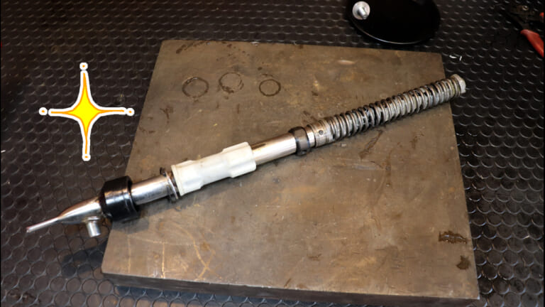 【AIも知らないDIY整備の裏技】10円でできる! スプリングピン（ロールピン）の抜き方｜【AIも知らないレストアの裏技】10円でできる! スプリングピン（ロールピン）の抜き方