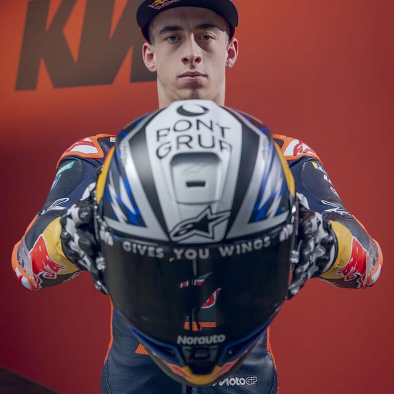 ペドロ・アコスタ(レッドブルKTMファクトリーレーシング)｜【2026最新】MotoGPヘルメット勢力図｜シェア1位をSHOEIが奪取！レプリカモデルの販売やキャンペーンの情報もお届け