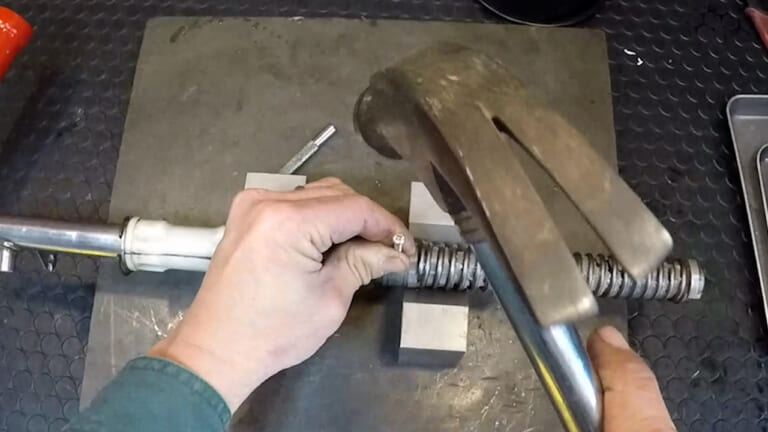 【AIも知らないDIY整備の裏技】10円でできる! スプリングピン（ロールピン）の抜き方｜【AIも知らないレストアの裏技】10円でできる! スプリングピン（ロールピン）の抜き方