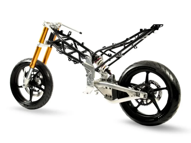 FANTIC｜ファンティック｜STEALTH125｜ステルス125｜トレリスフレーム｜ストリップ｜【FANTIC】ルックスも走りもクラスの枠を越えたストリートファイターモデル・ステルス125